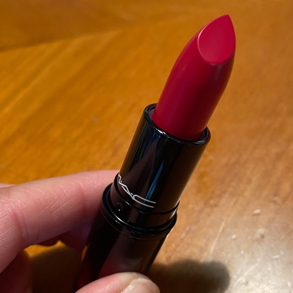 MAC Love Me Lipstick Nine Lives - Picture 4 of 16